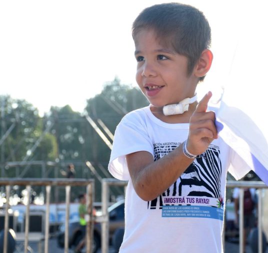 La experiencia de Wally, el niño de 5 años que tiene el Síndrome de Cantú e izó por primera vez la bandera en Rosario