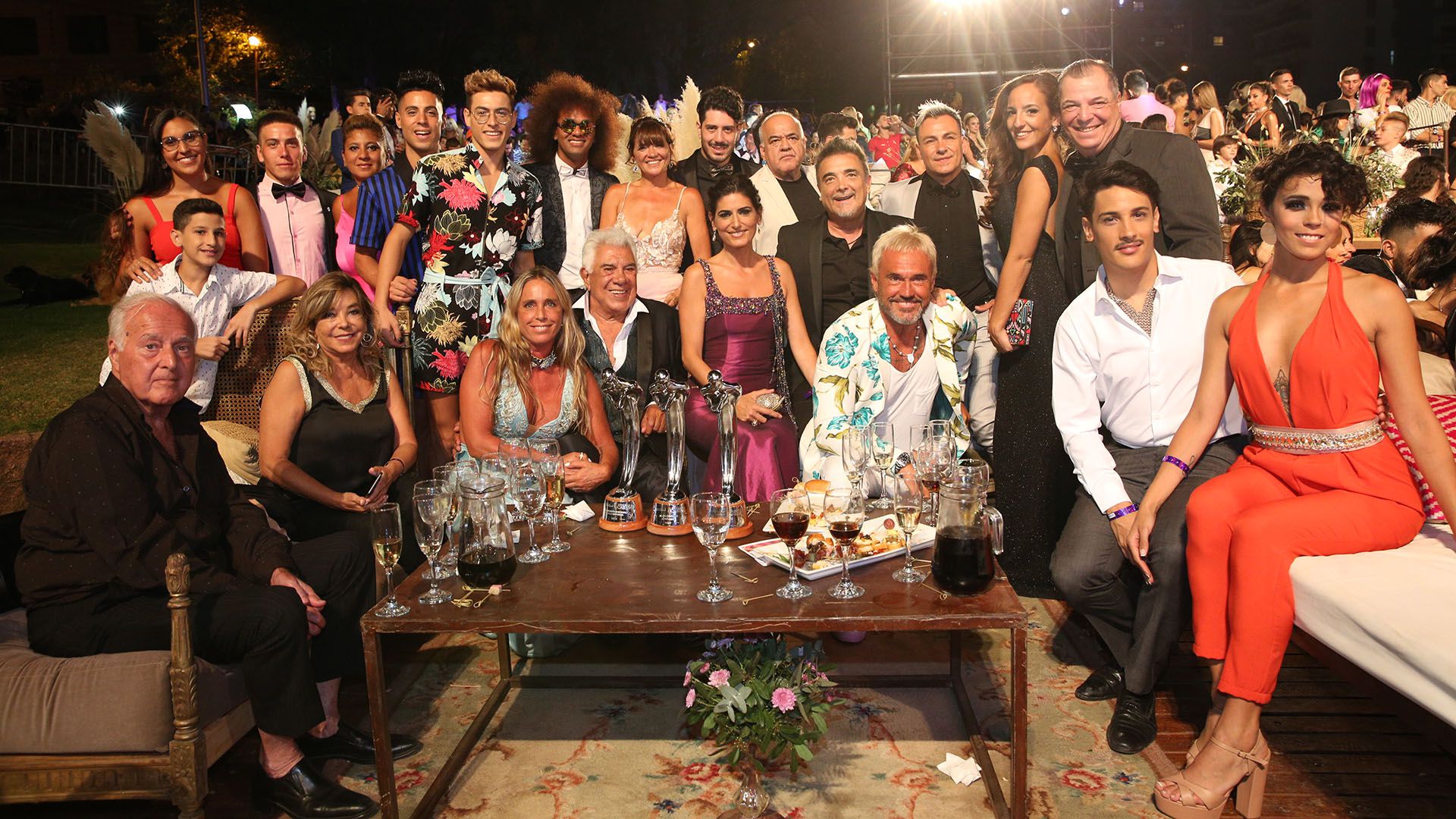 El elenco de La jaula de las locas se mostró sonriente, disfrutando de la noche de los Premios Carlos