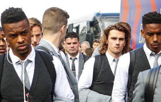 Lionel Messi y sus compañeros de Barcelona pasaron por un control sanitario al aterrizar en Nápoles
