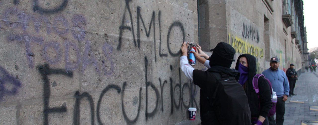 López Obrador en medio de la crisis por feminicidios: “Le pido a las feministas, con todo respeto, que no nos pinten las puertas”