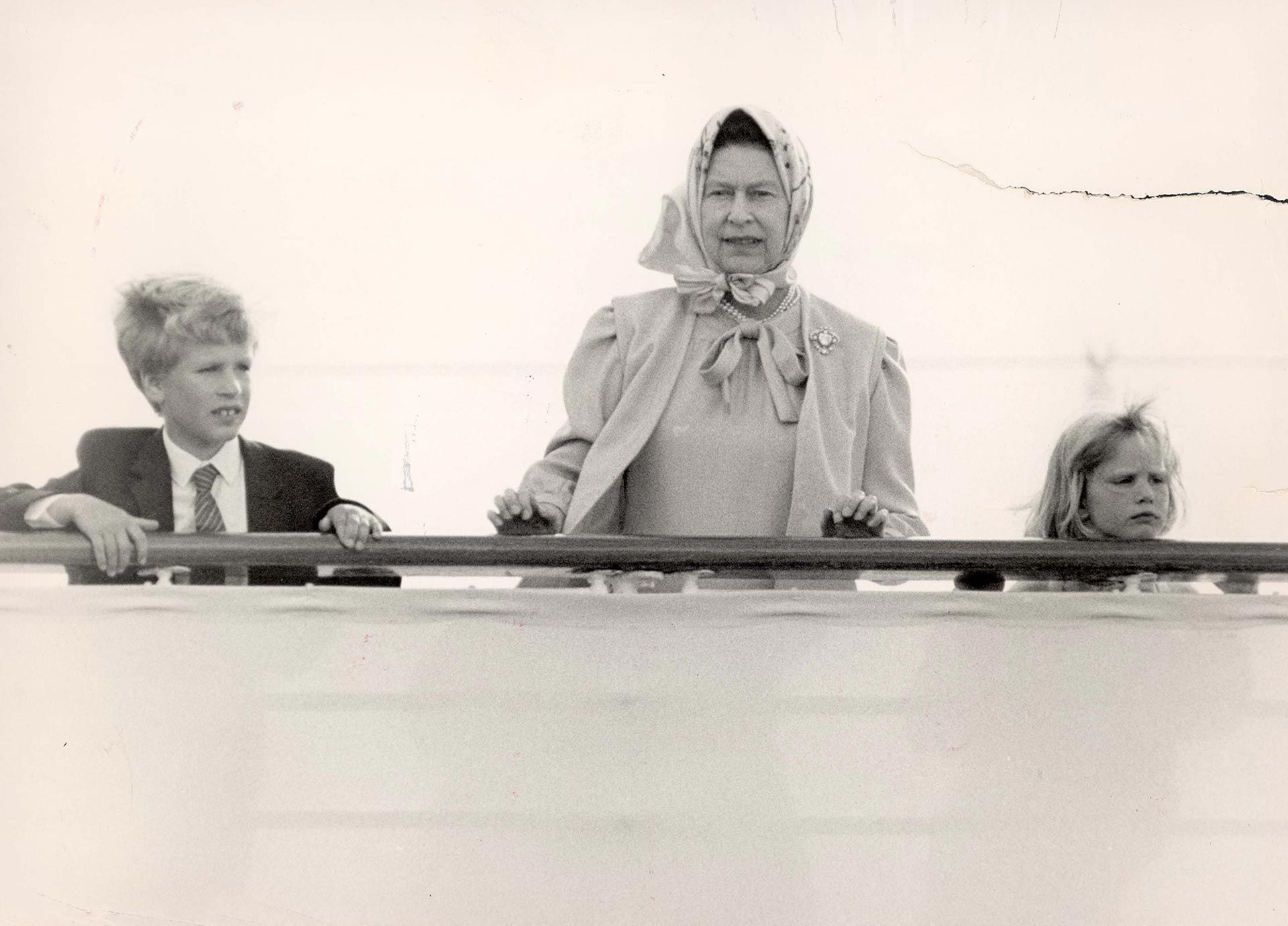 Agosto, 1986 . La reina Isabel II con sus nietos Zara y Peter Phillips en su palacio de Balmoral, Escocia