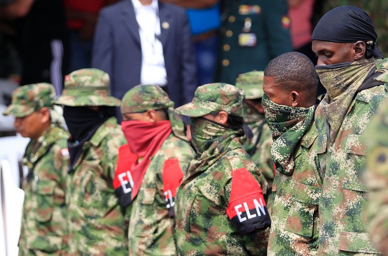 Foto de archivo ilustrativa de miembros desmovilizados del grupo gerrullero colombiano ELN en una base militar en Cali entregando sus armas. Jul 16, 2013. REUTERS/Jaime Saldarriaga