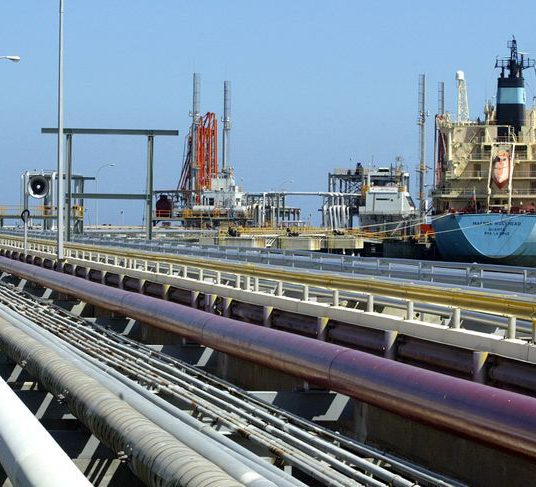 PDVSA cambia cargamentos de crudo a otra unidad de Rosneft, EEUU amenaza con tomar acción