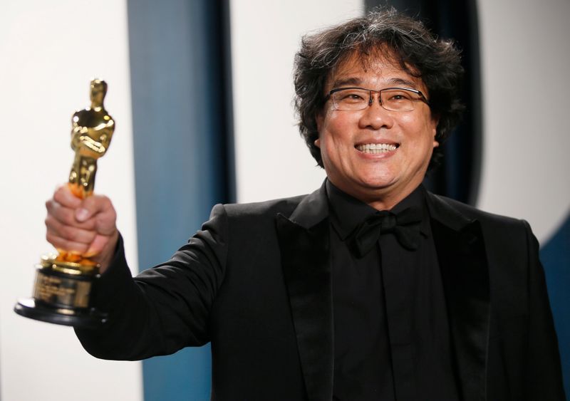 FOTO DE ARCHIVO. Bong Joon-ho sostiene uno de sus Oscar por "Parasite", en la fiesta de Vanity Fair en Beverly Hills, tras los 92° Premios de la Academia, en Los Ángeles, California, EEUU. 9 de febrero de 2020. REUTERS/Danny Moloshok.
