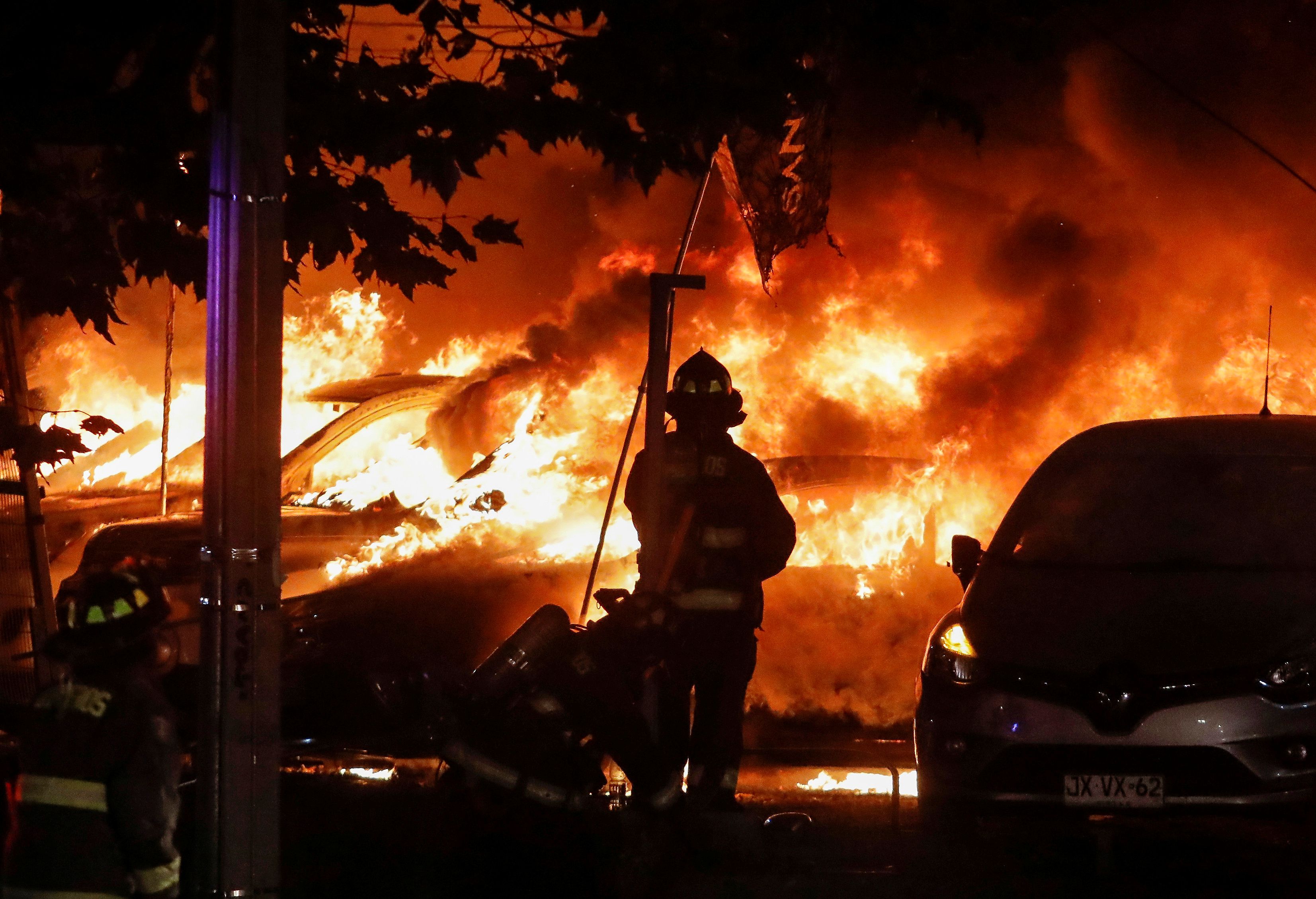 Autos incendiados en Viña del Mar, Chile (REUTERS/Leandro Torchio)