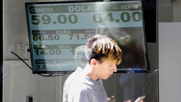 Tras una semana volátil, el dólar cerró estable y el riesgo país bajó 1,7%