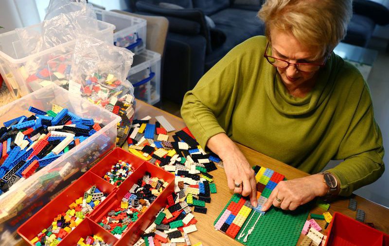 Una mujer alemana construye una rampa para silla de ruedas con piezas de Lego