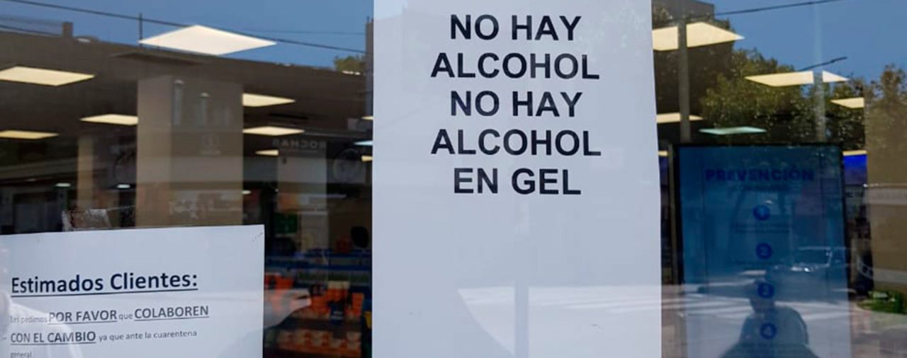 Ante la escasez de productos, autorizaron a farmacias a elaborar alcohol en gel e insecticidas