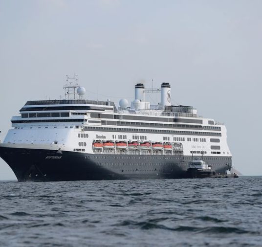 Autorizan cruzar canal de Panamá a crucero con brote de coronavirus: comunicado