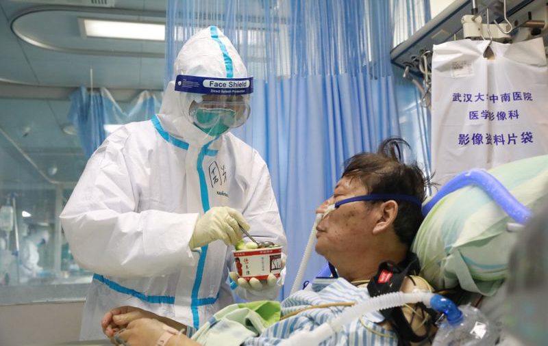 China da por superado el pico de transmisiones de coronavirus en el país