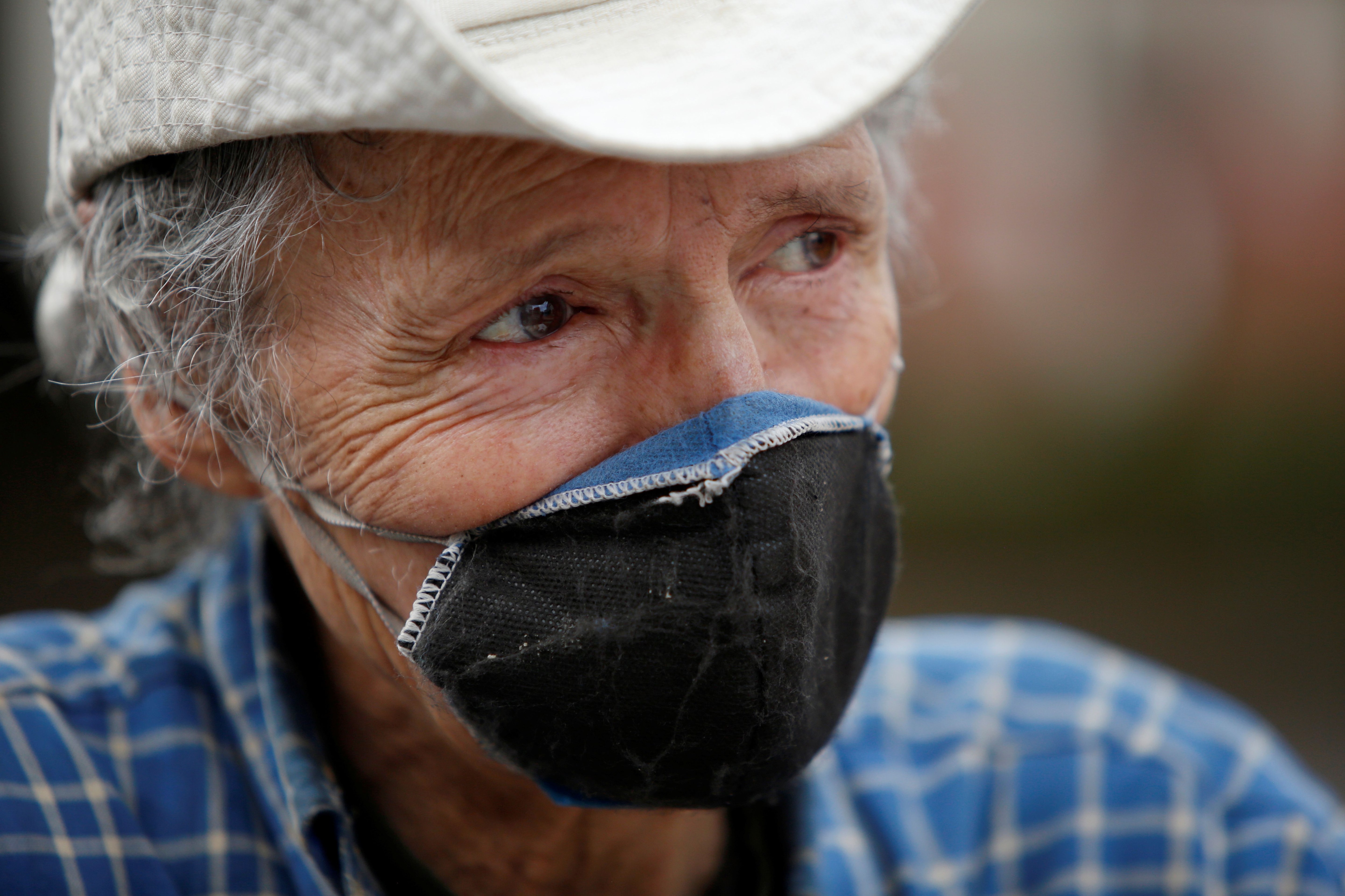Un hombre usa una mascarilla artesanal para protegerse del coronavirus en Colombia 
