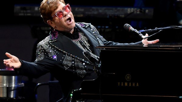 Cuarentena por coronavirus: un fantástico Elton John iluminado por la inspiración y la creatividad