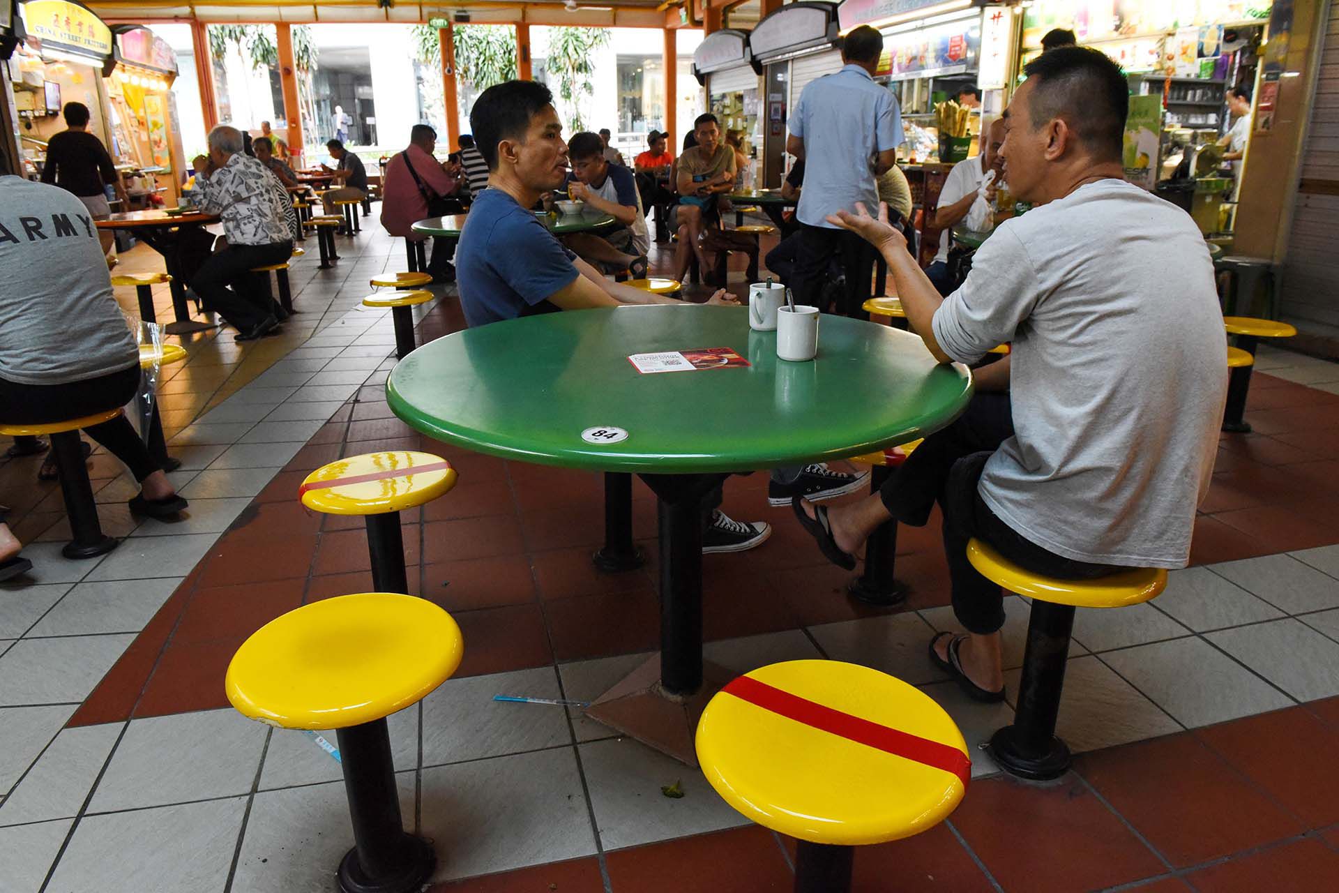 La sillas "prohibidas" en un restaurante de Singapur.
