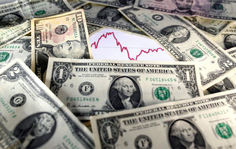 Dólar hoy: subió en los bancos, cayó el “liqui” y el “blue” permaneció en cuarentena
