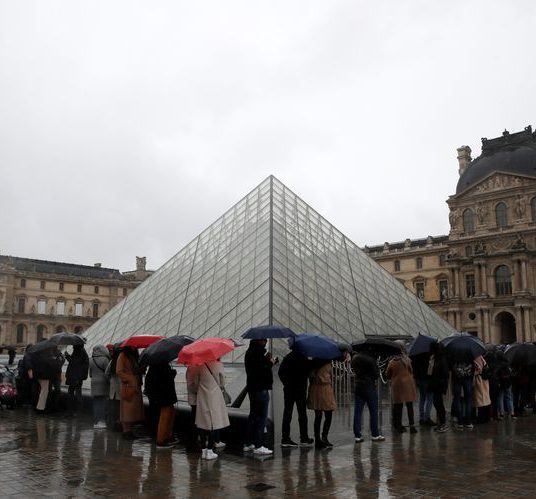 El Louvre cierra mientras trabajadores y gestores evalúan riesgos por coronavirus
