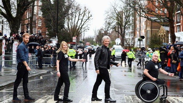 El príncipe Harry y Bon Jovi se encontraron en Abbey Road, pero el dueto quedó para otra ocasión