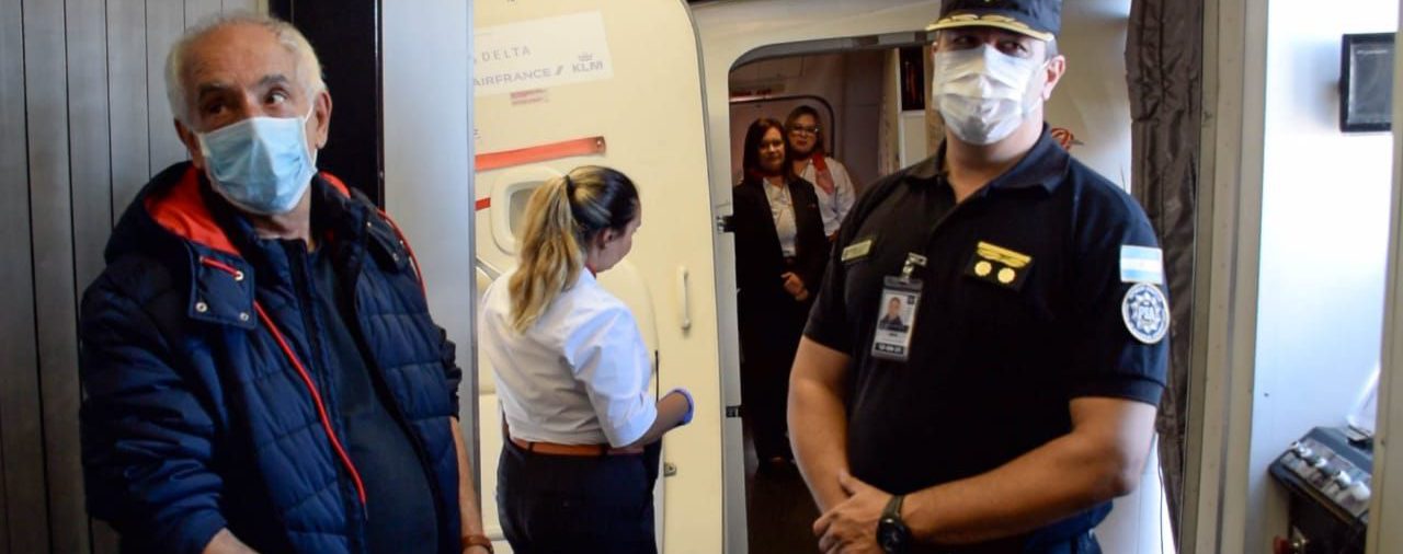 El turista italiano que rompió la cuarentena por el coronavirus ya fue expulsado de la Argentina
