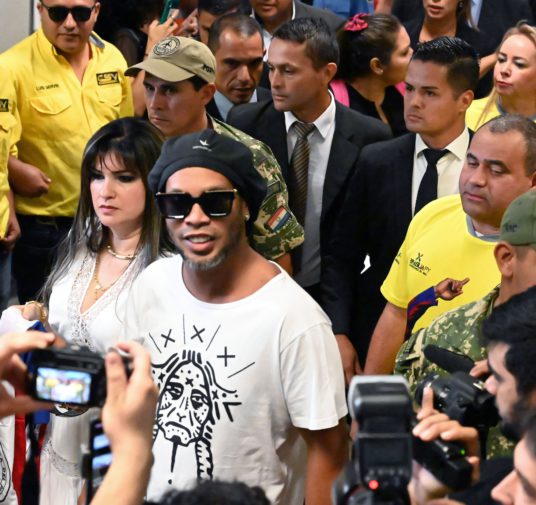 Insólito: detuvieron a Ronaldinho en Paraguay, acusado de haber ingresado al país con documentación falsa