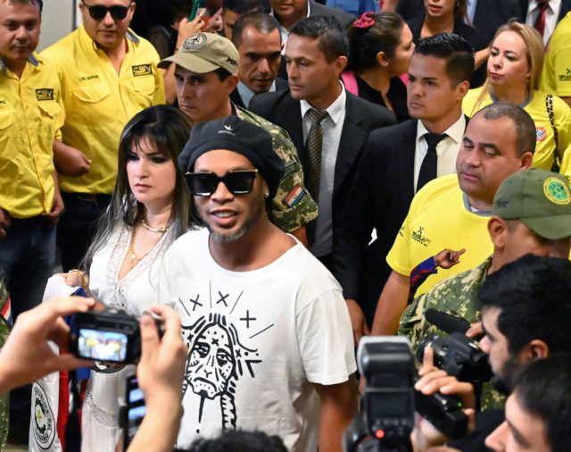 Insólito: detuvieron a Ronaldinho en Paraguay, acusado de haber ingresado al país con documentación falsa