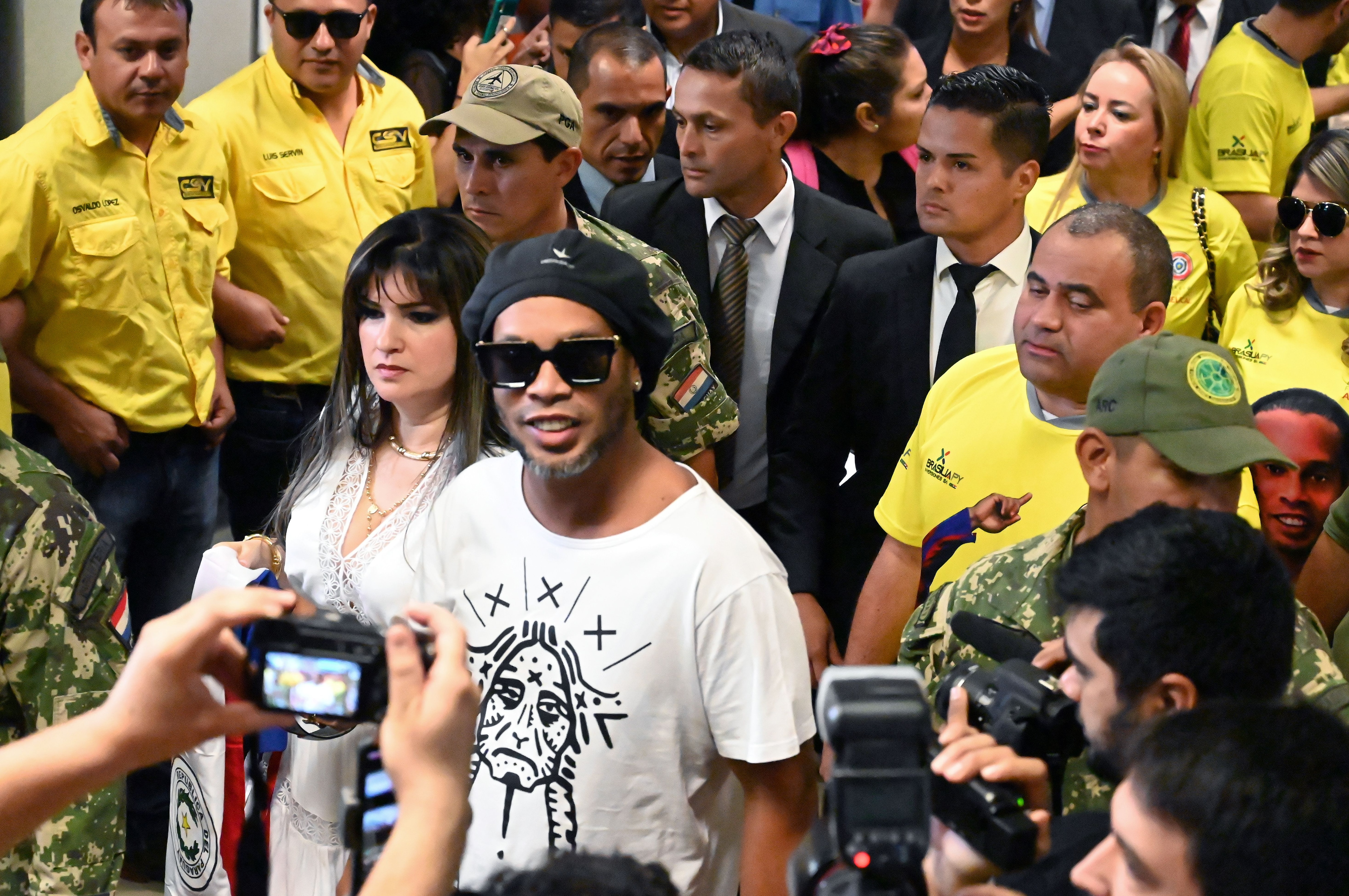 Ronaldinho, en el momento de su arribo al aeropuerto Silvio Petirossi de Asunción (Foto: AFP)