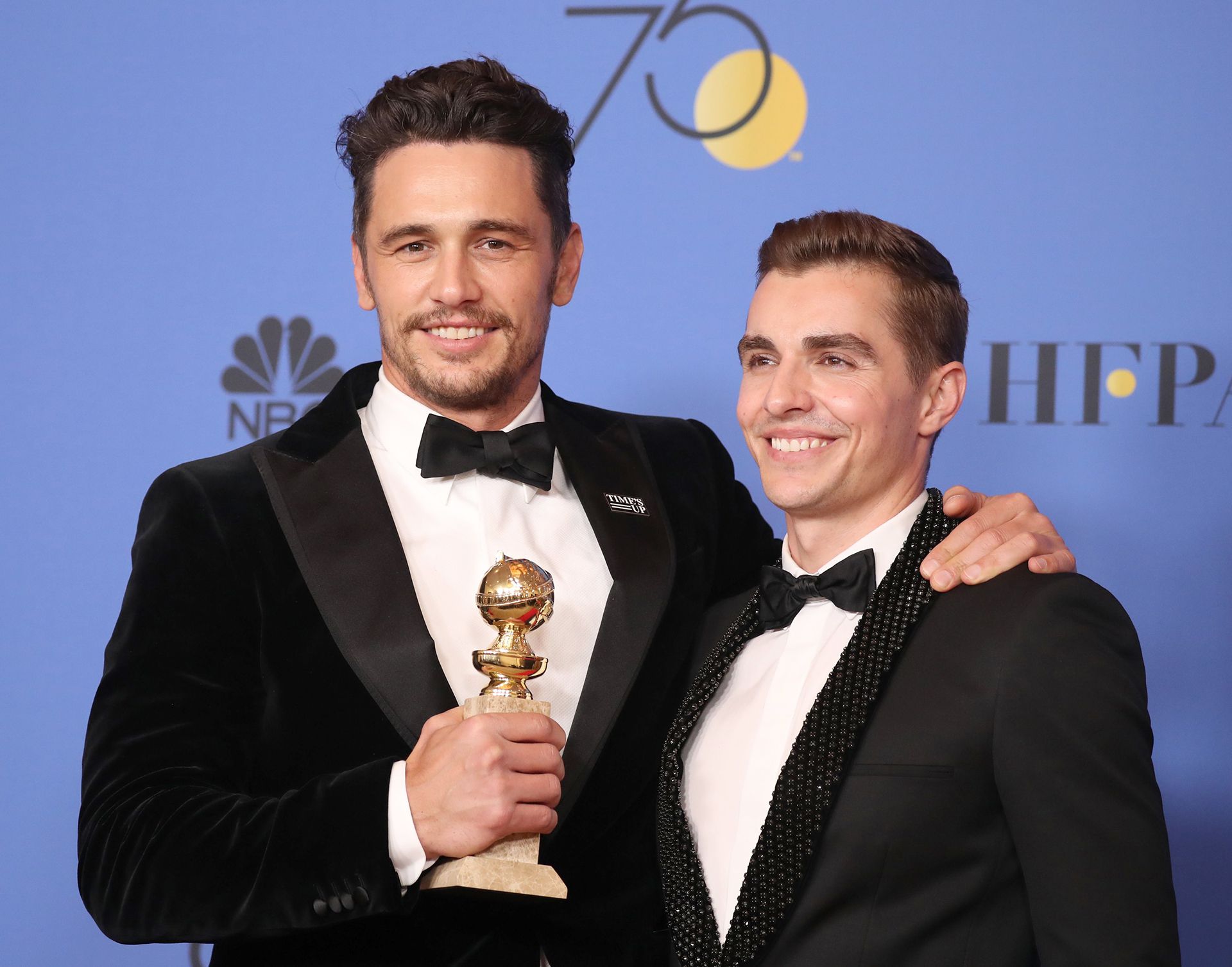 James Franco posando con su Globo de Oro en compañía de su hermano, el actor Dave Franco (Reuters)