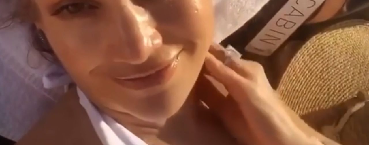 Jennifer Lopez en la playa: un traje de baño blanco reveló su impactante figura a los 50 años