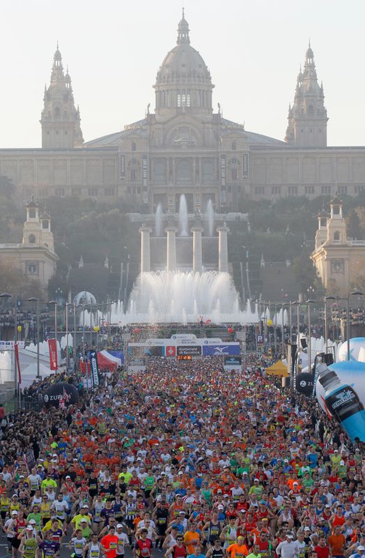 Corredores durante el inicio de la maratón de Barcelona el 25 de marzo de 2012. REUTERS/Albert Gea