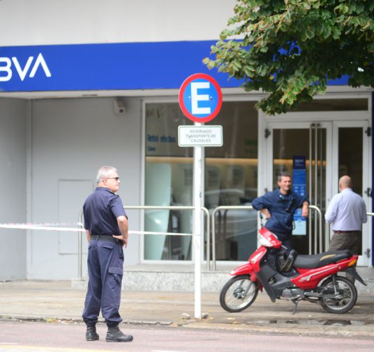 La Plata: un ladrón armado le robó 700 mil pesos a un hombre mientras realizaba un depósito en un banco