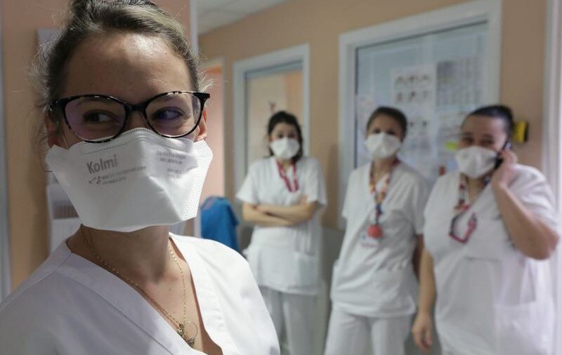 La UE estudia movilizar personal médico jubilado y estudiantes de medicina contra el coronavirus