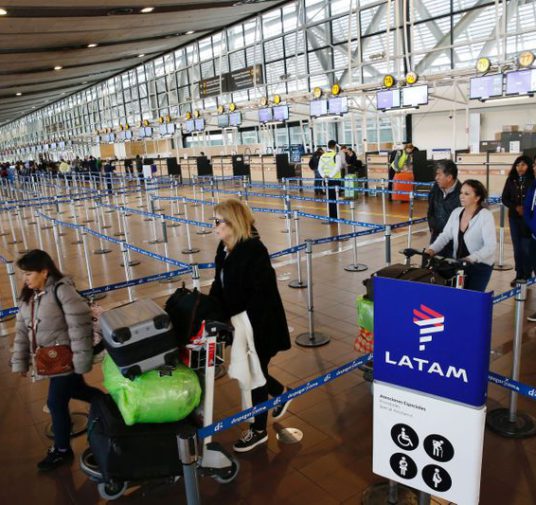 Latam Airlines reducirá vuelos internacionales en 90% y domésticos en 40%: comunicado