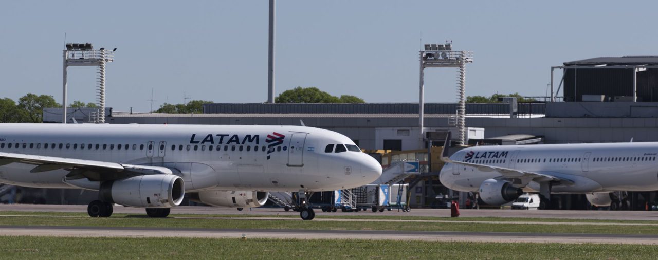 Latam asegura que no puede repatriar a 10.000 de sus pasajeros argentinos que están varados en el exterior: “La situación es dramática”