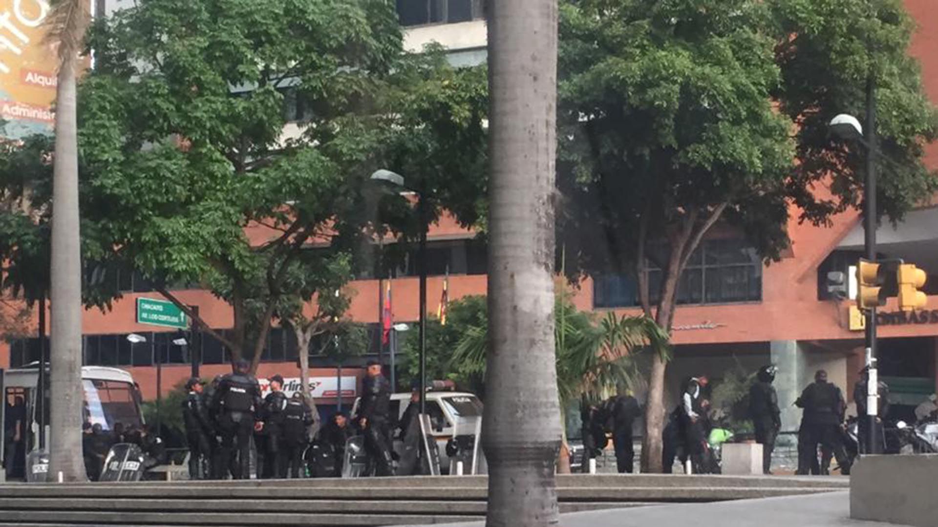 Funcionarios policiales en la avenida Francisco de Miranda, en el municipio Chacao, a unos pocos metros de la plaza Juan Pablo II