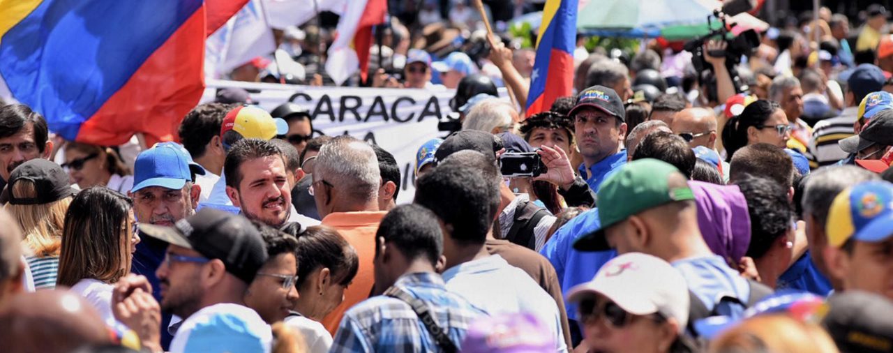 Los venezolanos marchan a la Asamblea Nacional convocados por Juan Guaidó: “Aquí no hay miedo, hay fuerza y valentía”
