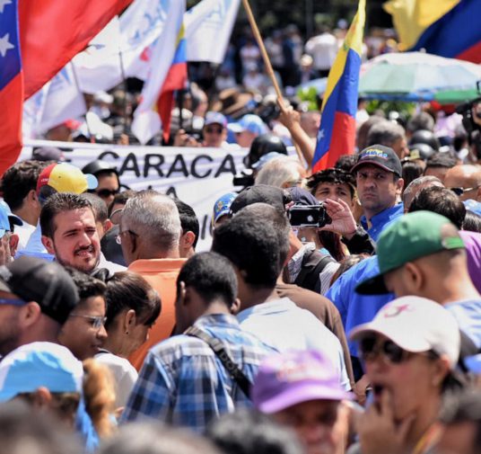 Los venezolanos marchan a la Asamblea Nacional convocados por Juan Guaidó: “Aquí no hay miedo, hay fuerza y valentía”