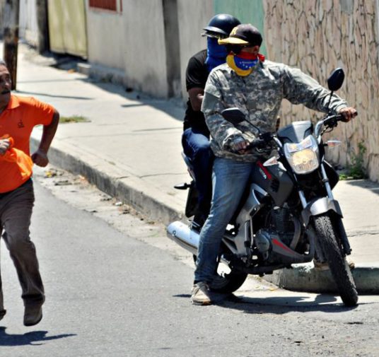 Oficialismo de Venezuela dice que incidente en marcha opositora fue un montaje