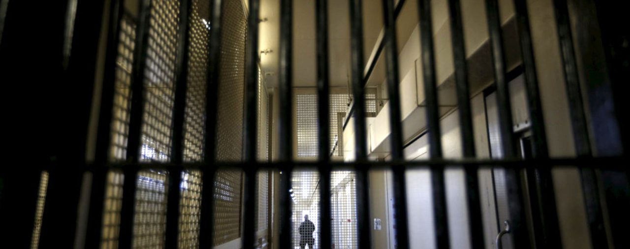 Por el rápido contagio del COVID-19 en las prisiones, California liberará anticipadamente a 3.500 presos