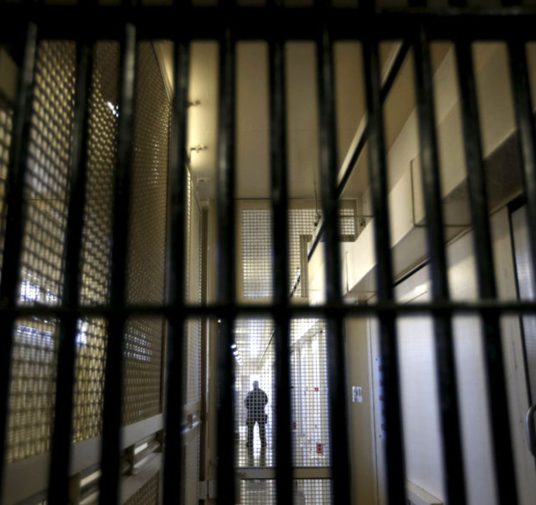 Por el rápido contagio del COVID-19 en las prisiones, California liberará anticipadamente a 3.500 presos