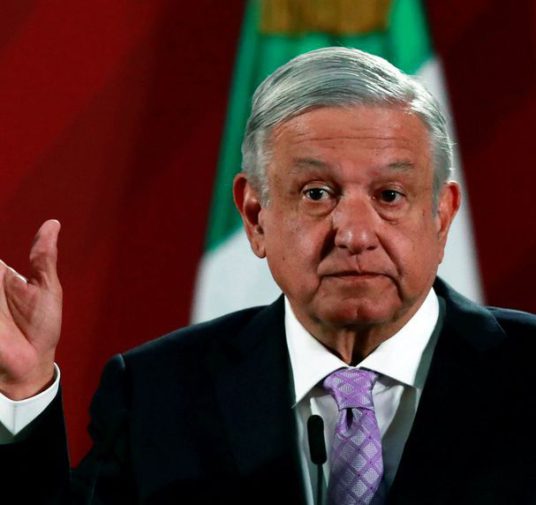 Recesión y violencia récord golpean apoyo a presidente de México: sondeo