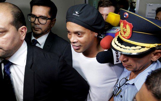 Ronaldinho, otra vez detenido por la causa del pasaporte adulterado