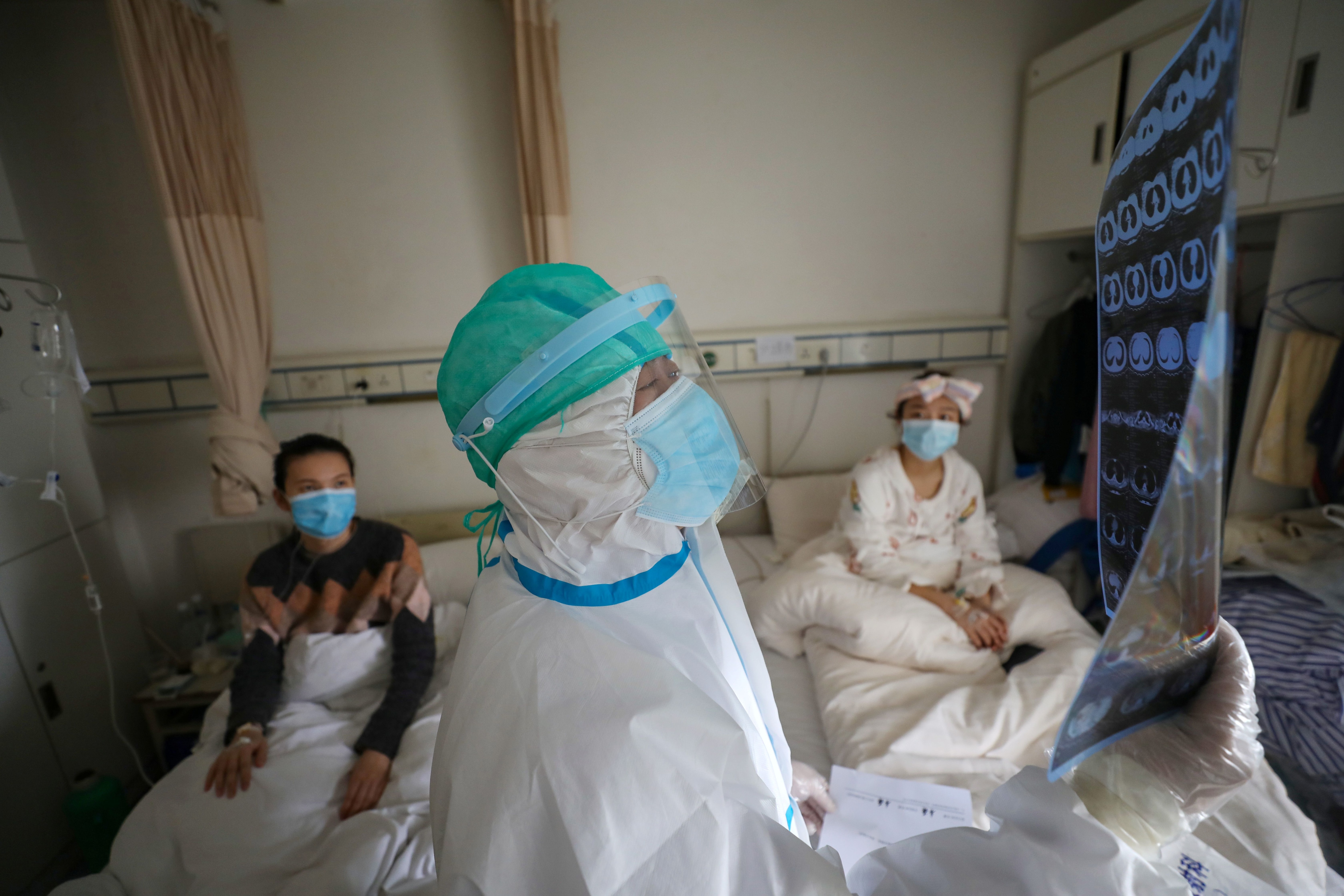 “A las 11 de esa noche la fiebre no se me había pasado, así que fui al hospital”, contó sobre su cuarto día con síntomas (China Daily vía Reuters)