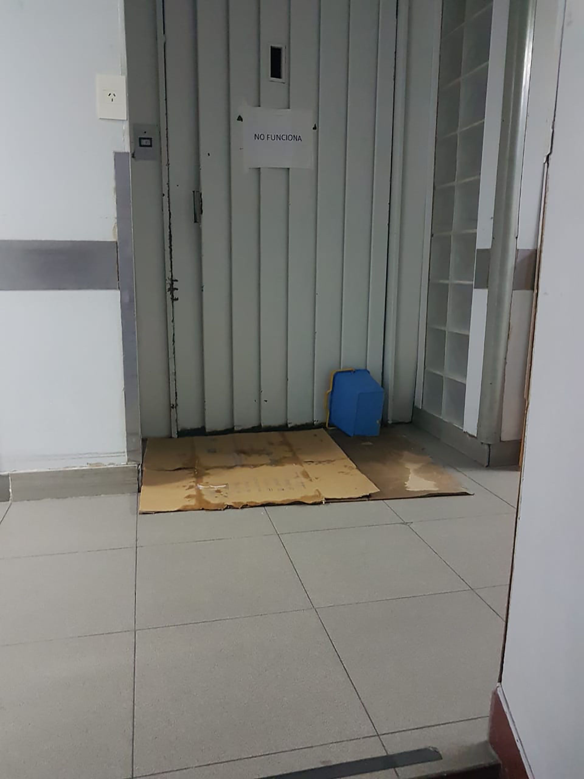 Puerta del ascensor fuera de funcionamiento en la Clínica de Salud Norte (foto Facebook Andrea Abión)