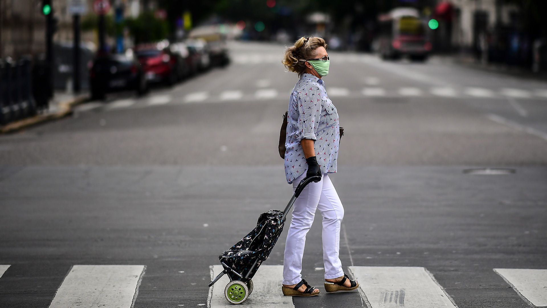 Una mujer utiliza una máscara para realizar sus compras. Lentamente, municipios y gobernaciones empezaron a recomendar la utilización de barbijos caseros hasta convertirse en una obligación en varias jurisdicciones. 