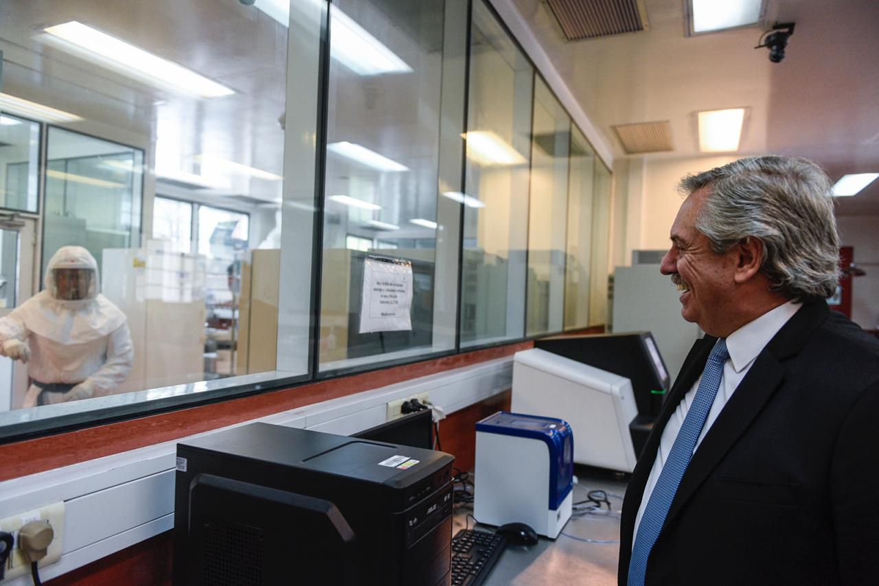 El presidente Alberto Fernández visitó el 7 de abril el Instituto Malbrán, el primer lugar del país en realizar los testeos de coronavirus. Luego, se descentralizó el proceso y se incorporaron laboratorios provinciales que agilizaron las pruebas