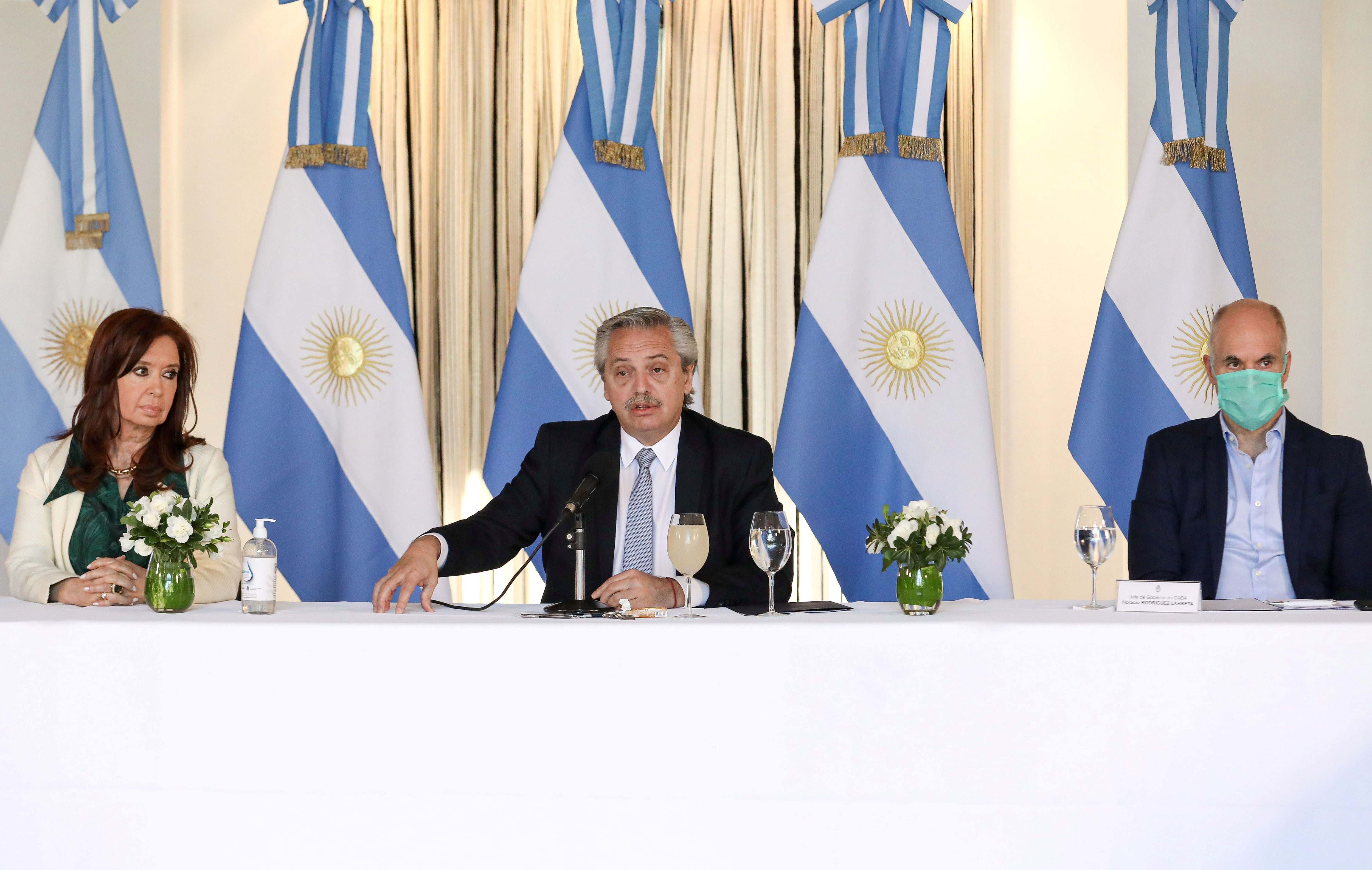 El 16 de abril, Alberto Fernández convocó a la vicepresidenta Cristina Kirchner y a todos los gobernadores para comunicarles cuál es la oferta de su gobierno a los bonistas en medio de la reestructuración de la deuda. También comenzó a discutirse la cuarentena administrada, que comenzará el 20 de abril en algunas provincias. 