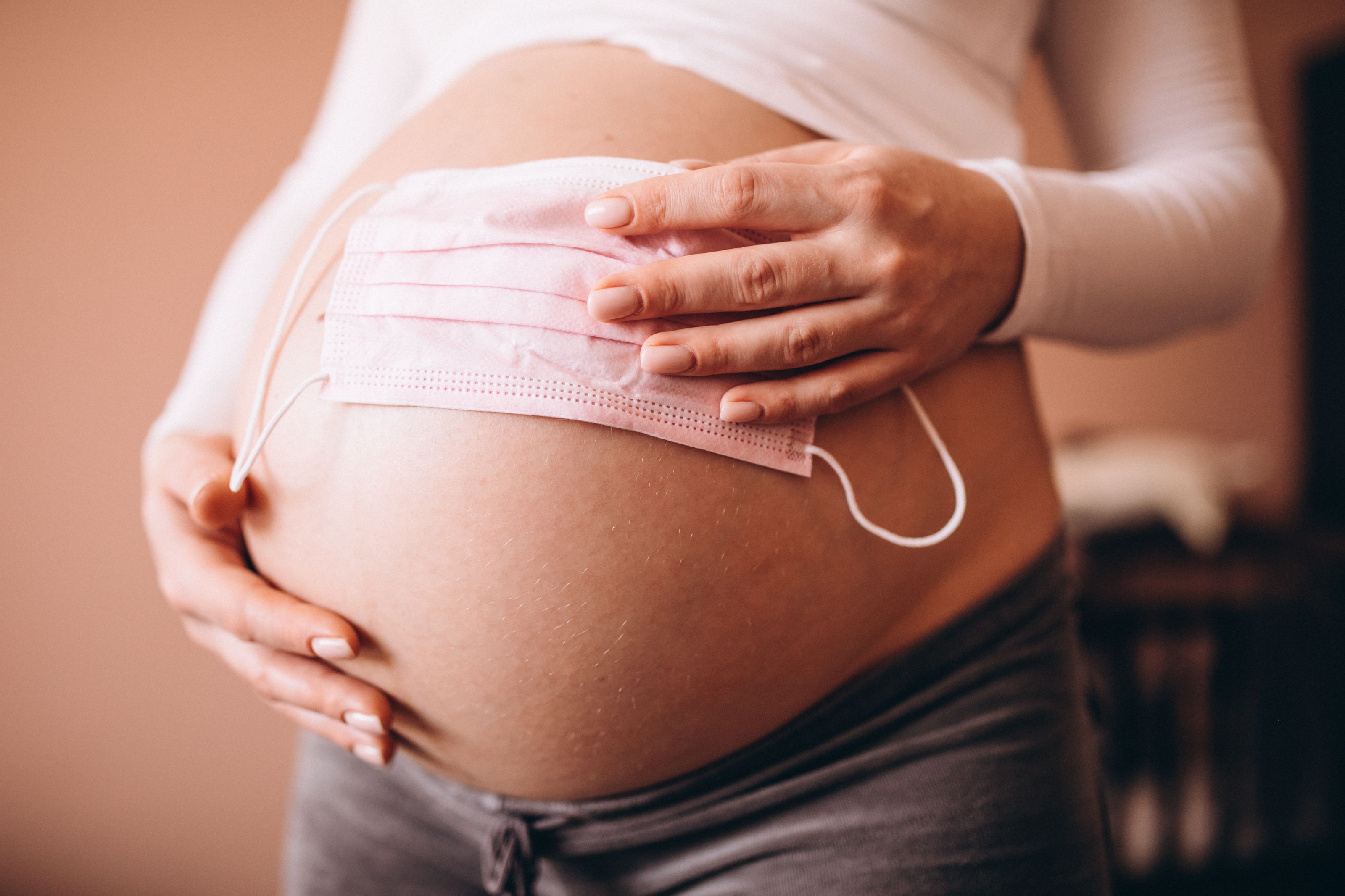 La atención de mujeres embarazadas variará de lugar de acuerdo a si son sospechosas o no de haberse contagiado de COVID-19 (Foto: Shutterstock)