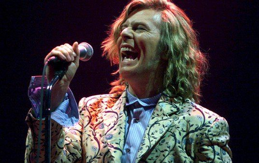 Cuarentena por coronavirus: la noche que Glastonbury se rindió a los pies del mejor David Bowie