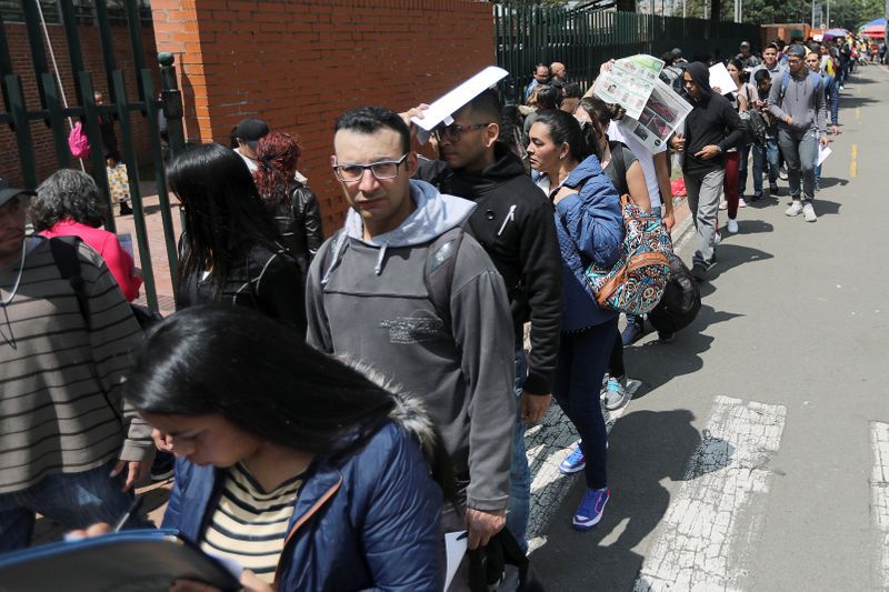 Foto de archivo. Personas hacen fila para llenar solicitudes de empleo mientras buscan oportunidades de trabajo en Bogotá, Colombia, 31 de mayo, 2019. REUTERS/Luisa González