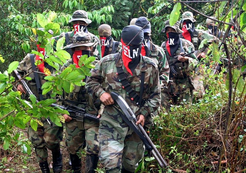 Foto de archivo. Guerrilleros del Ejército de Liberación Nacional (ELN) caminan por la selva en el departamento de Antioquia, Colombia, 30 de mayo, 2004.. REUTERS/Albeiro Lopera