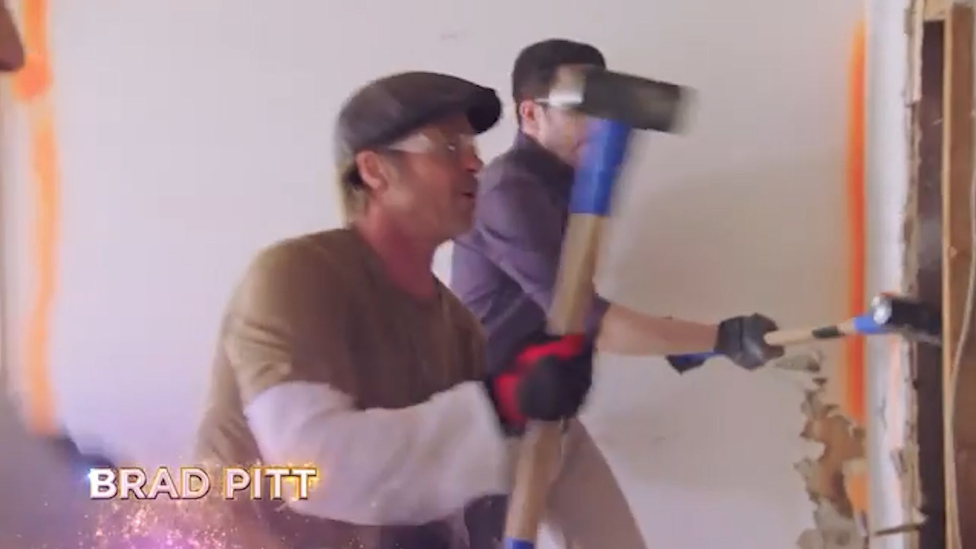 Brad Pitt, con herramienta en mano y gafas de protección, participó en las labores de reforma y demolición de la casa ubicada en Malibú