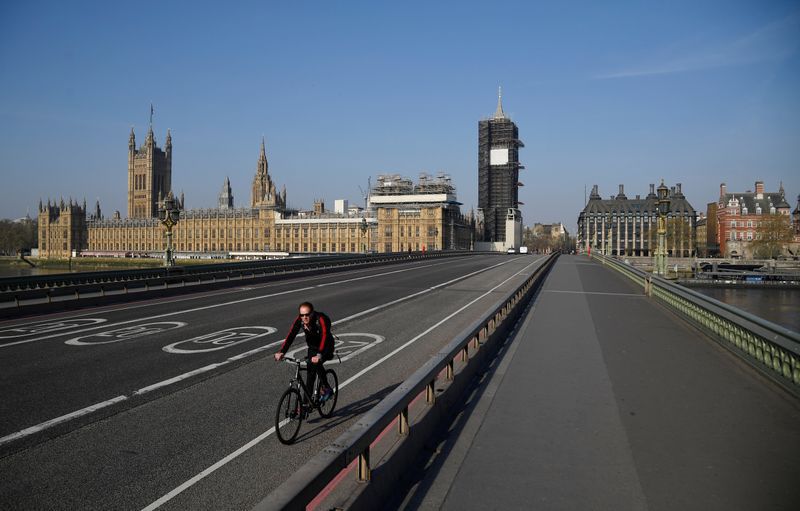 Un ciclista pasa por el puente de Westminster mientras continúa la propagación de la enfermedad coronavirus (COVID-19), Londres, Reino Unido, 10 de abril de 2020. REUTERS/Toby Melville